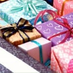 Presents the residents gathered to support people in need in Indio