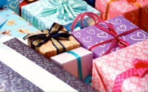 Presents the residents gathered to support people in need in Indio